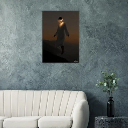 Un tirage sur toile rectangulaire représentant une figure avec une tête illuminée sur un fond de coucher de soleil aux tons chauds, monté sur un mur gris texturé.