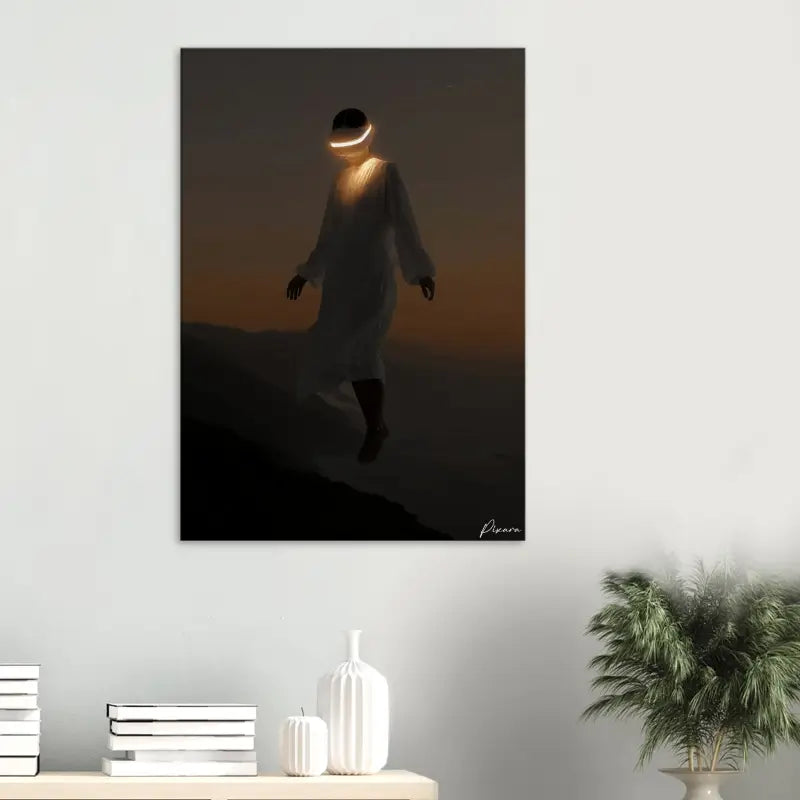 Une impression sur toile minimaliste dépeignant une silhouette contre un ciel dégradé orange et sombre, avec des bandes de lumière lumineuses autour de la tête.