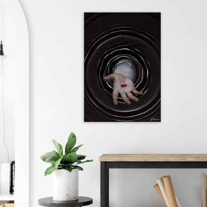 Œuvre d’art sur toile noire présentant une main tenant une pilule rouge contre des ondulations circulaires concentriques.