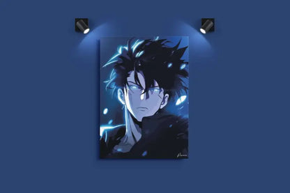 Impression de portrait anime aux tons bleus mettant en vedette des cheveux noirs hérissés et des yeux brillants, montée sur un mur bleu foncé.