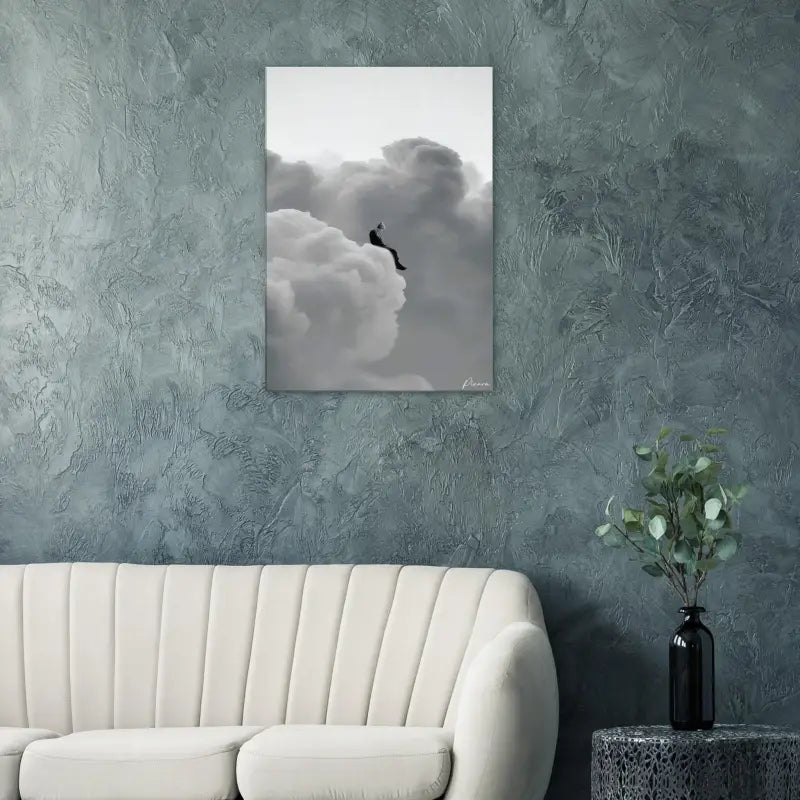Impression sur toile noir et blanc représentant une figure solitaire assise au sommet de nuages volumineux.