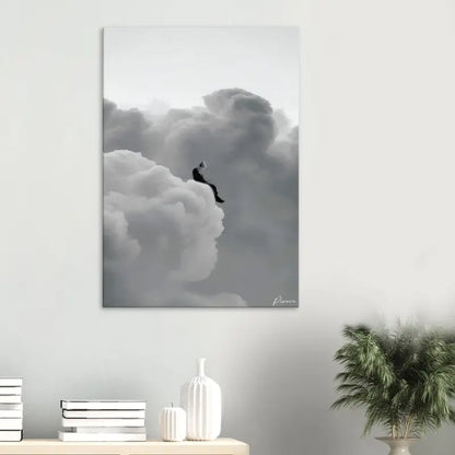 Impression sur toile noir et blanc représentant une figure solitaire assise au sommet de nuages volumineux.