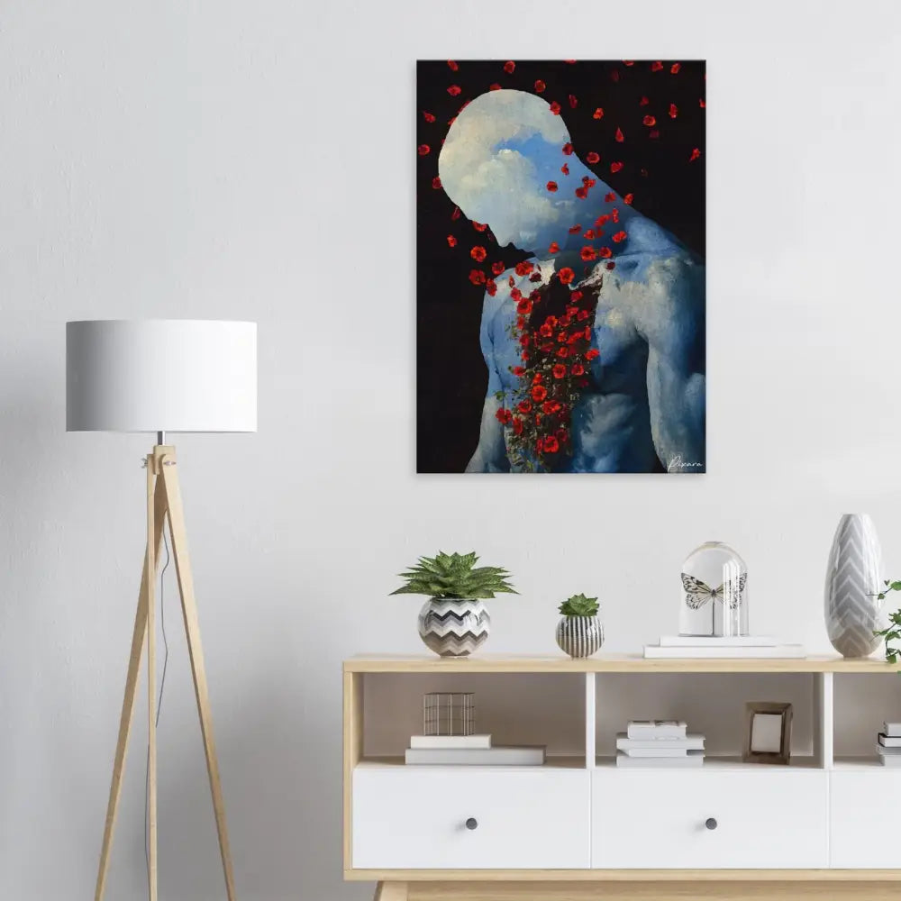 Une peinture à l’huile sur toile frappante mettant en scène une figure humaine aux tons bleus ornée de coquelicots rouges vibrants sur un fond sombre.