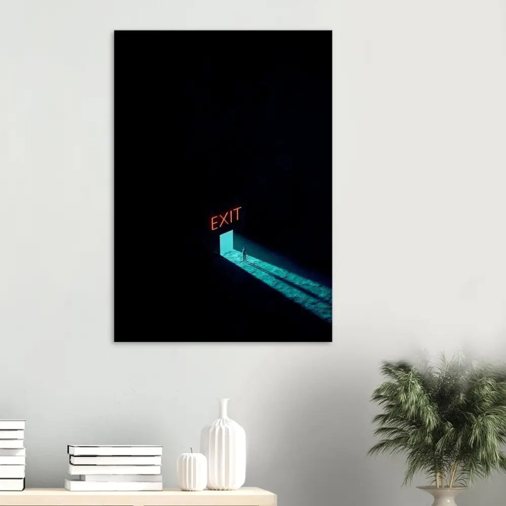 Une impression sur toile noire minimaliste présentant un panneau de sortie au néon rouge luminescent au-dessus d’une porte éclairée projetant de la lumière sur une silhouette solitaire.