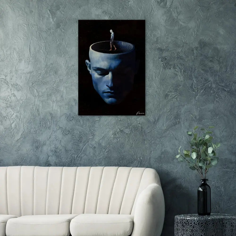 Art sur toile peinte sombre représentant la tête d’un homme avec un haut ouvert, où une petite figure se tient à l’intérieur de la cavité creuse.