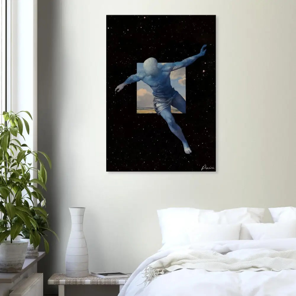 Une impression sur toile rectangulaire mettant en scène une figure bleue et musclée en plein saut sur un fond noir étoilé avec un encart carré d’un ciel nuageux.