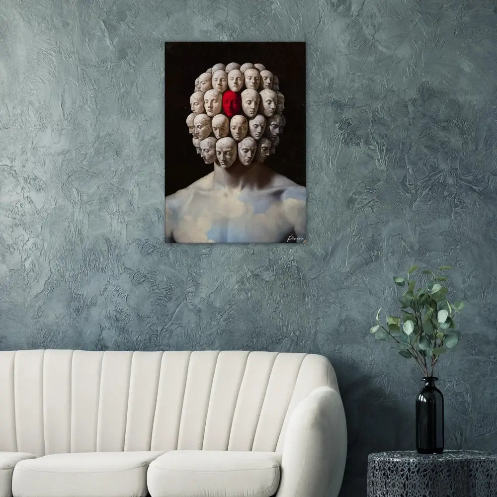 Une impression sur toile frappante mettant en scène une figure sculpturale avec plusieurs visages disposés en motif circulaire, l’un proéminemment rouge et les autres en gris pâle.