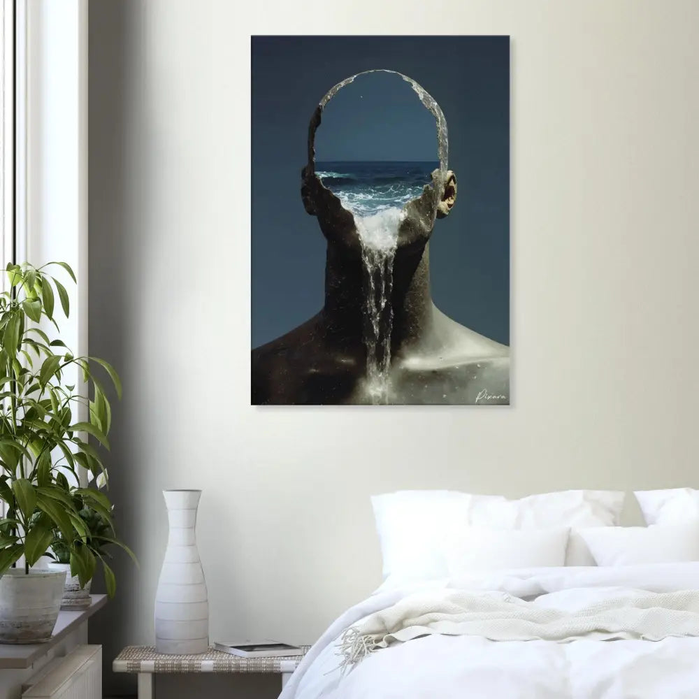 Une impression sur toile surréaliste dépeignant une figure humaine avec de l’eau coulant de sa tête, sur fond d’océan.