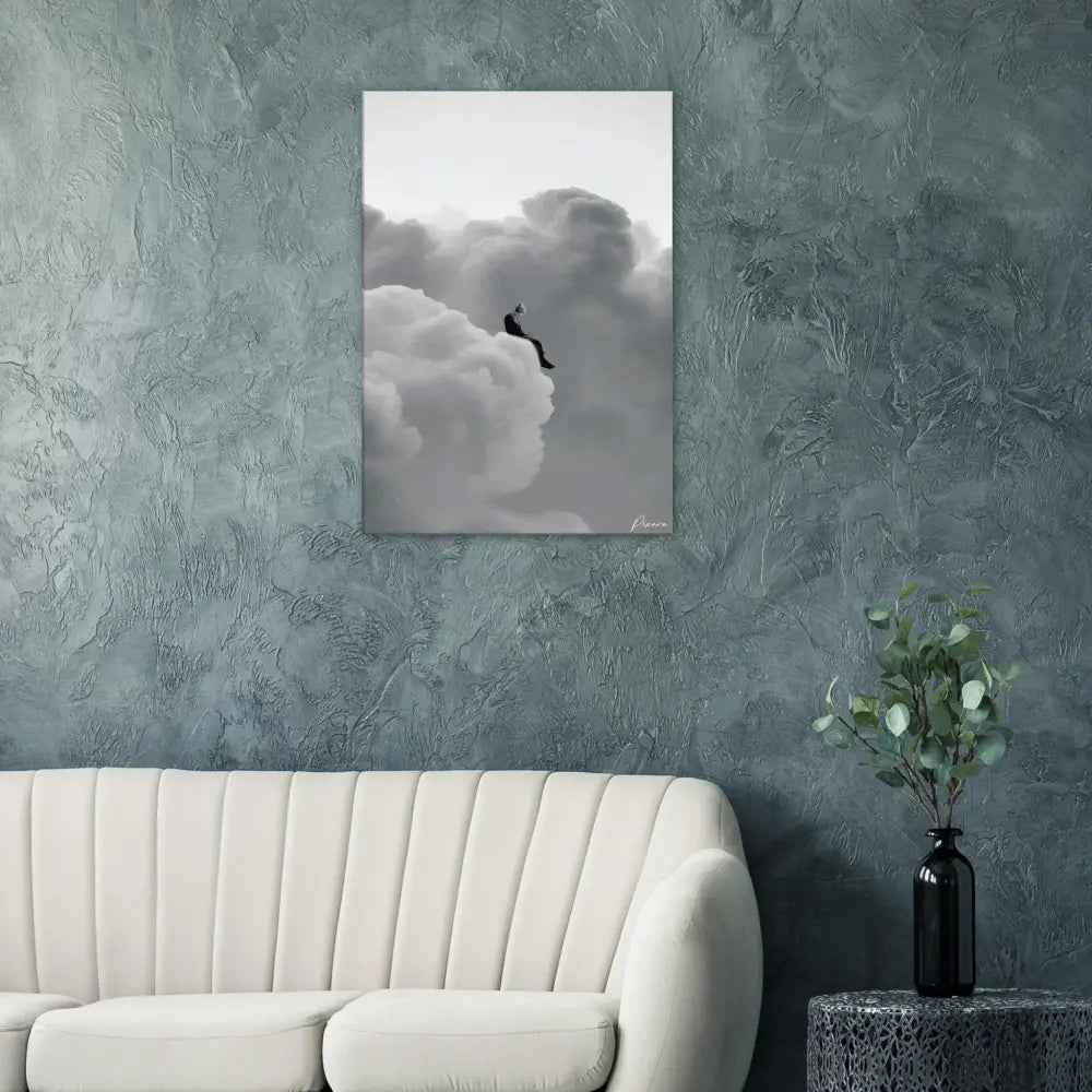 Impression sur toile noir et blanc représentant une figure solitaire assise au sommet de nuages volumineux.