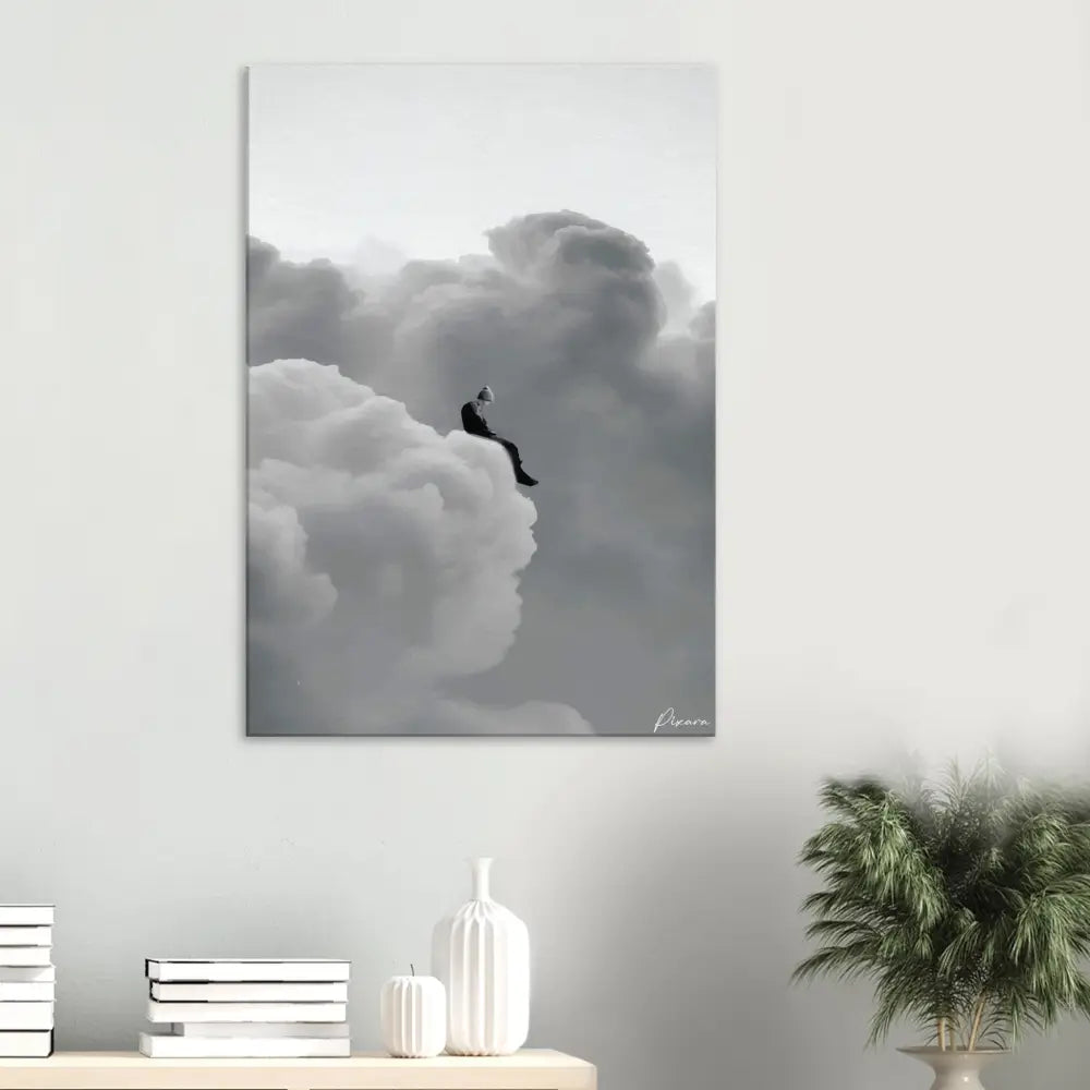 Impression sur toile noir et blanc représentant une figure solitaire assise au sommet de nuages volumineux.