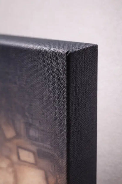 Impression sur toile noire avec un bord en tissu texturé tissé et un design géométrique abstrait en tons terre atténués.