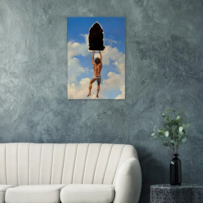 Une impression sur toile rectangulaire représentant un homme musclé en short gris soulevant une pierre sombre et irrégulière sur fond de ciel bleu avec des nuages blancs.