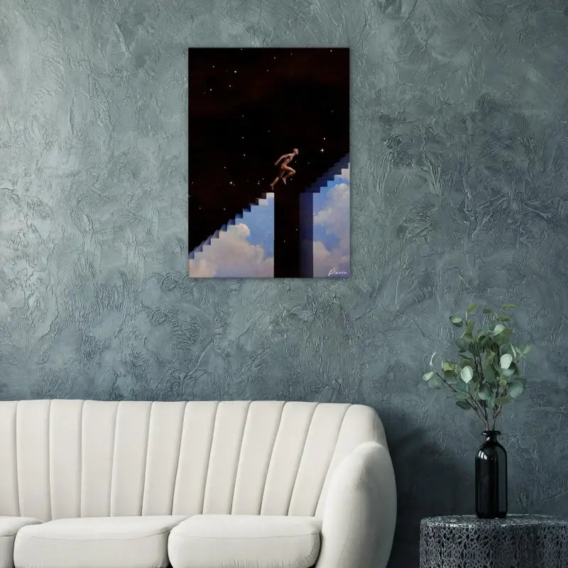Une impression sur toile rectangulaire représentant une figure sautant à travers un escalier pixélisé entre une nuit étoilée et un ciel rempli de nuages, montée sur un mur gris texturé.