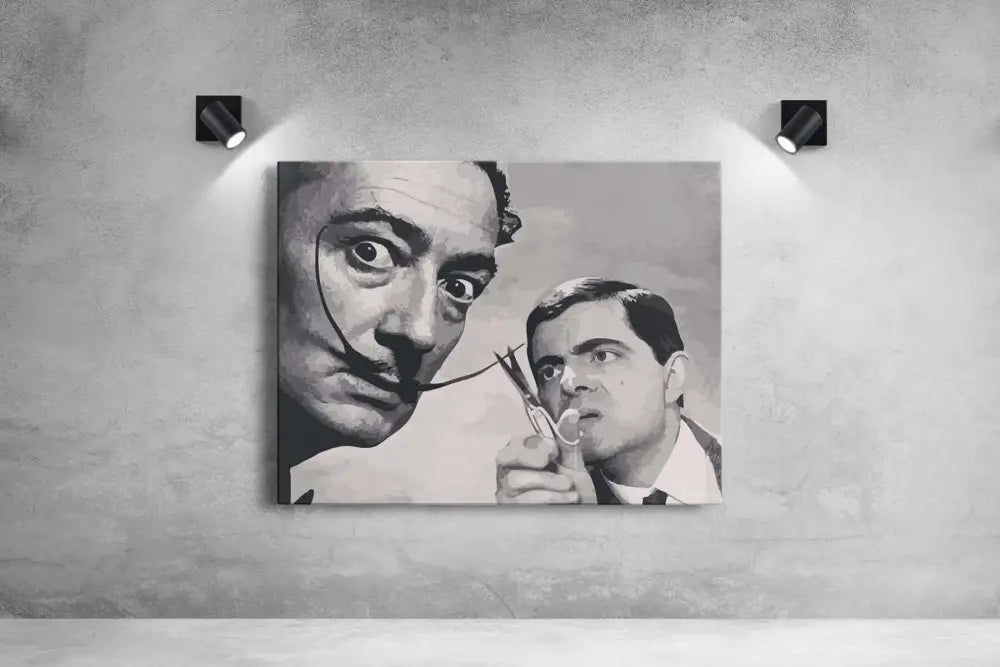 Impression sur toile noir et blanc mettant en scène Salvador Dalí et Rowan Atkinson dans le rôle du personnage de « The Great British Bake Off » tenant des ciseaux, montée sur un mur gris texturé.