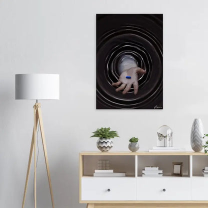 Œuvre d’art sur toile noire présentant une main tenant une pilule bleue sur fond de motifs circulaires concentriques.