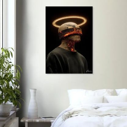 Une impression sur toile frappante noir et or représentant une figure avec un halo luminescent et une peau texturée et enflammée.