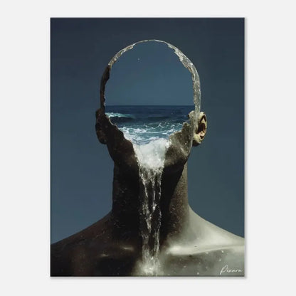 Une figure humaine sombre et sculptée avec une ouverture circulaire à l’endroit où devrait se trouver la tête, révélant des vagues océaniques déferlantes à l’intérieur.