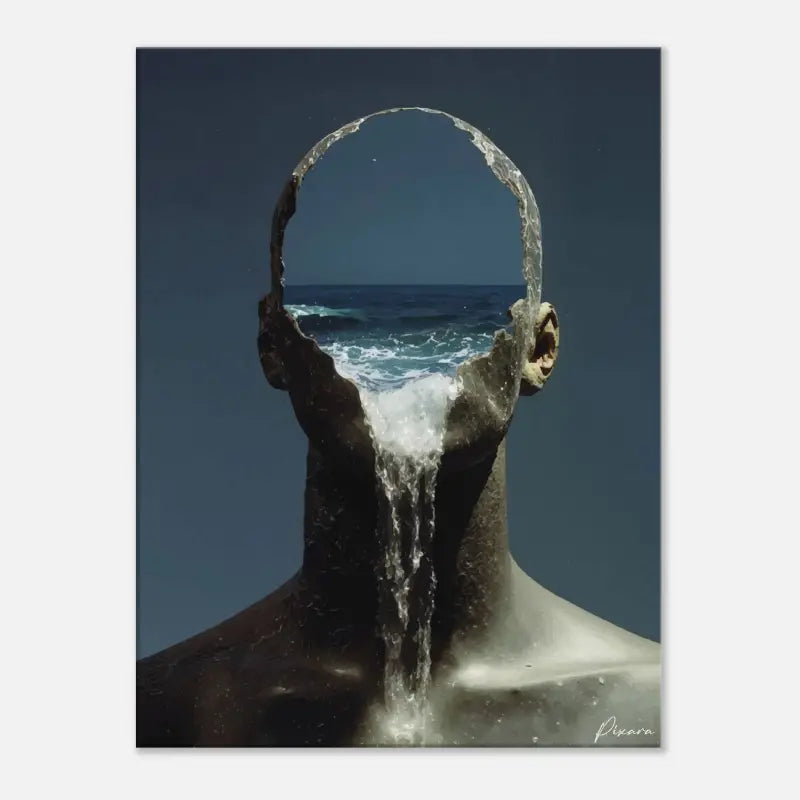 Une figure humaine sombre et sculptée avec une ouverture circulaire à l’endroit où devrait se trouver la tête, révélant des vagues océaniques déferlantes à l’intérieur.