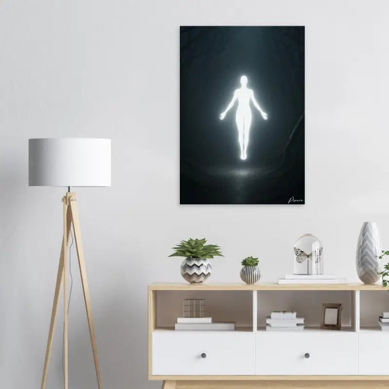 Œuvre d’art sur toile noire présentant une silhouette humaine blanche luminescente sur un fond sombre.