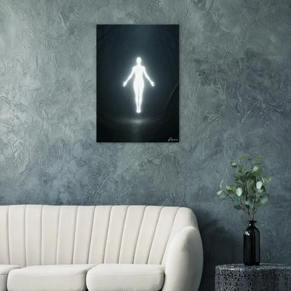 Une silhouette blanche lumineuse d’une figure humaine sur une toile noire, montée comme œuvre d’art mural.
