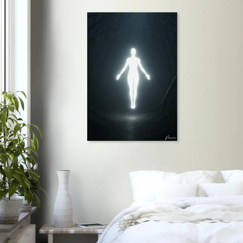 Une silhouette blanche luminescente d’une figure humaine sur une toile noire, montée comme œuvre d’art mural.