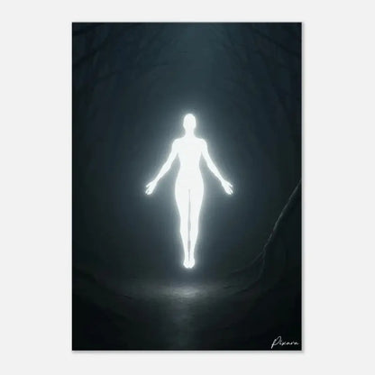 Une silhouette humaine blanche luminescente se tient au centre d’une grotte sombre et ombragée.