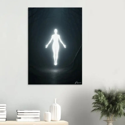 Une silhouette blanche lumineuse d’une figure humaine sur une toile sombre, encadrée en noir.