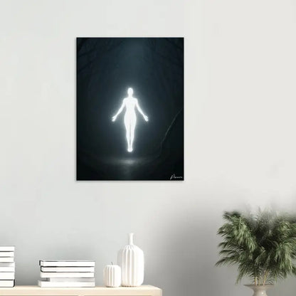 Une œuvre d’art représentant une silhouette humaine blanche luminescente sur une toile sombre, montée au-dessus d’une décoration minimaliste.