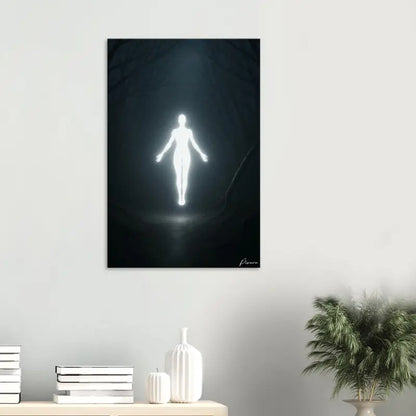 Une silhouette blanche luminescente d’une figure humaine sur une toile sombre, encadrée en noir minimaliste.