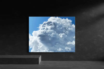 Une impression sur toile frappante mettant en scène une sculpture de singe en pierre blanche émergeant de nuages moelleux et volumineux sur un ciel bleu vibrant.