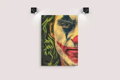 Impression sur toile vibrante et texturée du visage du joker avec des lèvres rouges audacieuses et un maquillage des yeux bleu.