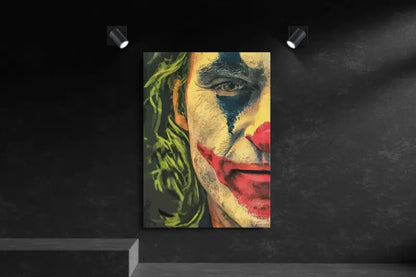 Impression sur toile vibrante et texturée du visage du joker avec des lèvres rouges audacieuses et des cheveux verts contre un mur sombre.