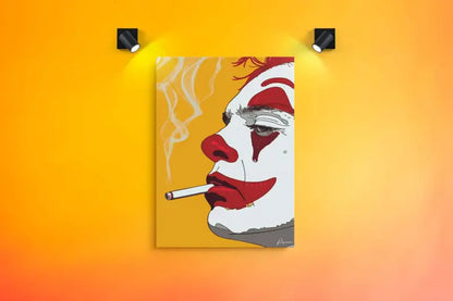Un portrait stylisé d’un clown avec de la peinture pour le visage rouge et blanche, fumant une cigarette sur un fond jaune.