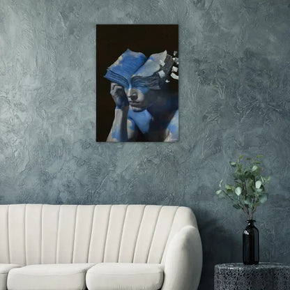 Peinture sur toile aux tons bleus représentant une figure dont le visage est masqué par un livre ouvert.