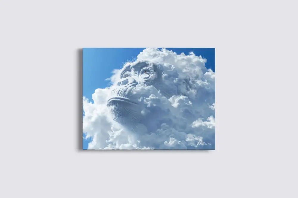 Une impression sur toile présentant une tête de singe en pierre blanche frappante émergeant de nuages moelleux et volumineux sur un ciel bleu vibrant.
