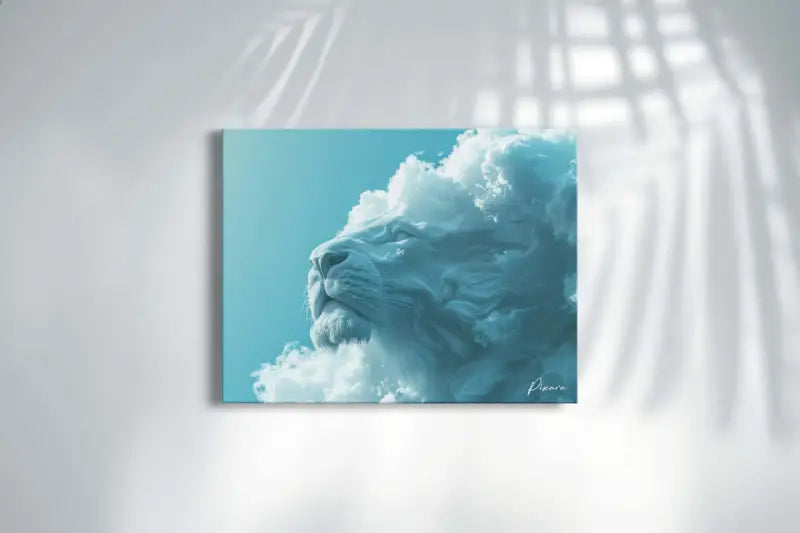 Une sérénité turquoise toile imprimée mettant en vedette une tête de lion majestueuse émergeant des nuages, rendue en traits doux et picturaux.
