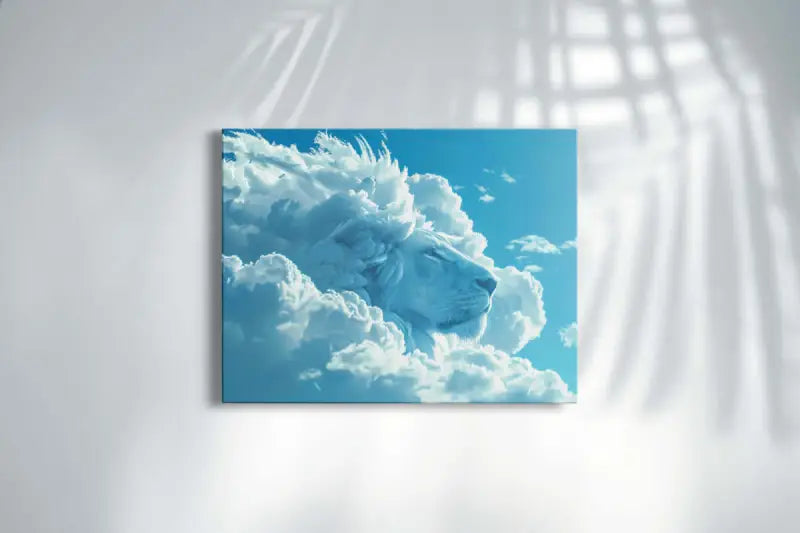 Une impression sur toile rectangulaire mettant en scène le visage serein d’un lion blanc émergeant de nuages moelleux bleu clair sur un fond bleu ciel vibrant.