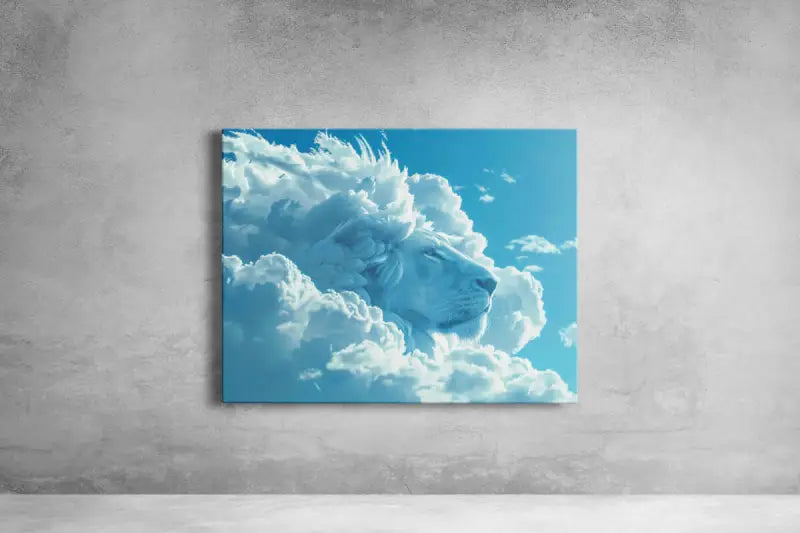 Une impression sur toile rectangulaire mettant en vedette la tête majestueuse d’un lion blanc émergeant de nuages moelleux bleu clair sur un ciel vibrant.