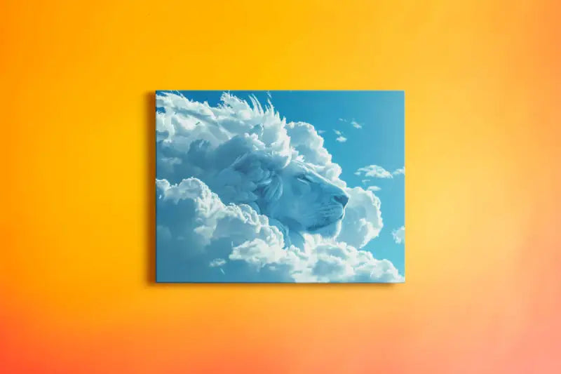Une impression sur toile rectangulaire mettant en scène une tête de lion blanc sereine émergeant de nuages moelleux bleu clair sur fond de ciel vibrant.