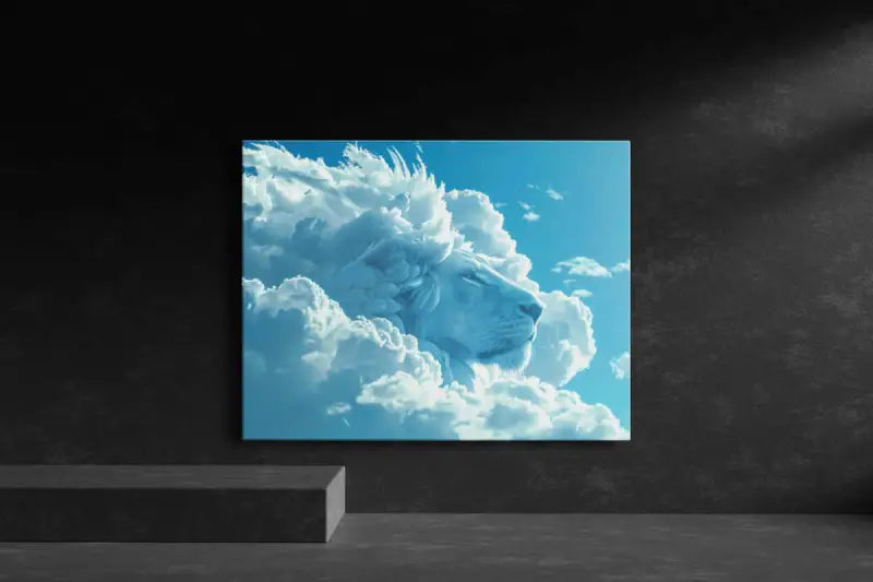 Un tirage photo sur toile rectangulaire mettant en scène la tête sereine d’un lion blanc émergeant de nuages volumineux et moelleux sur un ciel bleu vibrant.