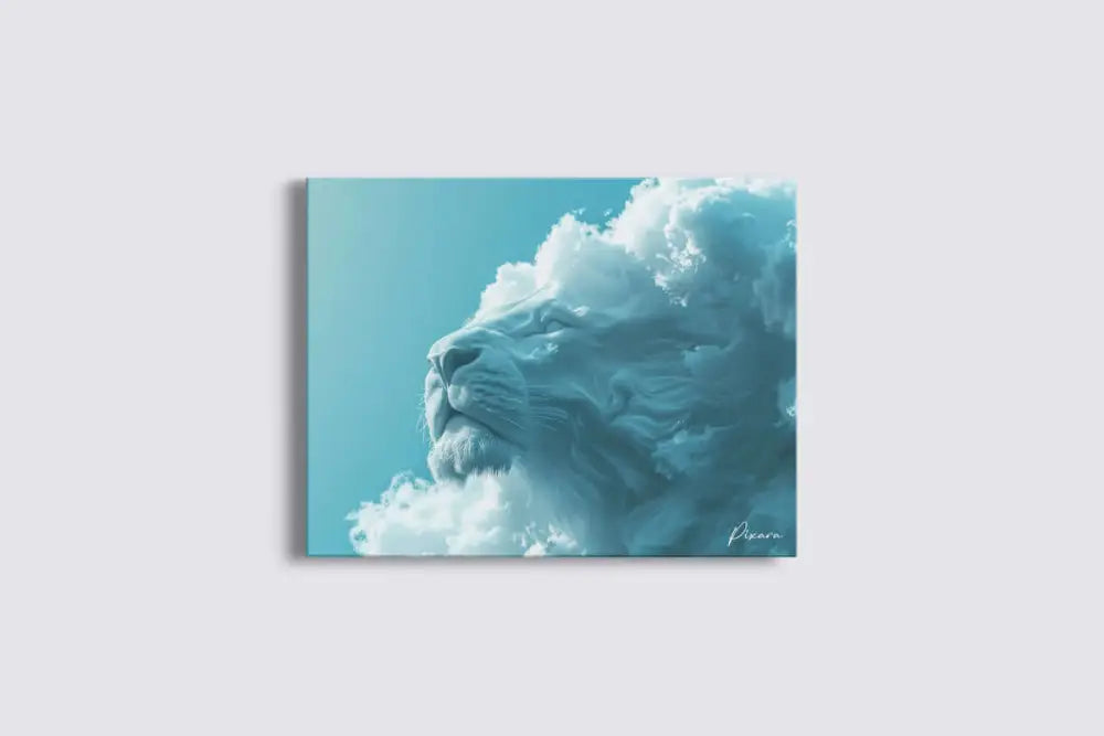Un imprimé sur toile serein de bleu clair présentant le visage d’un lion émergeant de nuages blancs moelleux sur un fond de ciel doux.