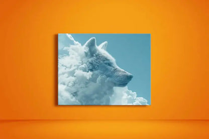 Une impression sur toile rectangulaire mettant en scène un loup blanc émergeant de nuages stylisés sur un ciel turquoise, accrochée sur un mur orange.