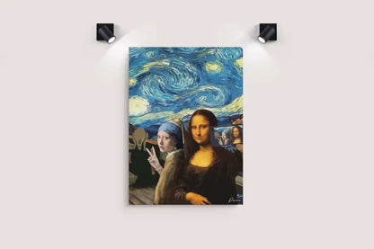 Une impression sur toile vibrante mettant en scène la célèbre Mona Lisa et la Nuit étoilée de Van Gogh, avec des bleus et des jaunes tourbillonnants contre une figure sombre portant un foulard bleu.