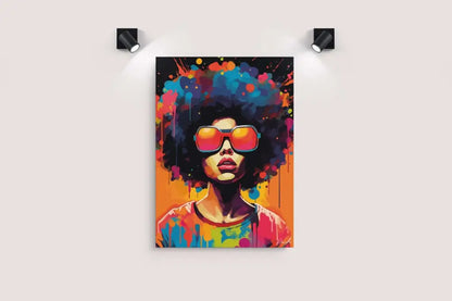 Toile vibrante de pop-art mettant en scène une femme avec une afro et des lunettes de soleil rouge-orangé, peinte en éclaboussures audacieuses de bleu, jaune, rose et orange sur un fond noir.
