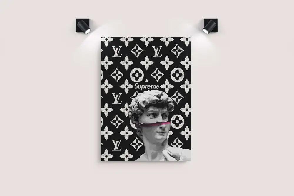 Impression sur toile noir et blanc mettant en scène une statue classique avec une bande rose sur la bouche, sur fond d’un motif monogramme Louis Vuitton répétitif.