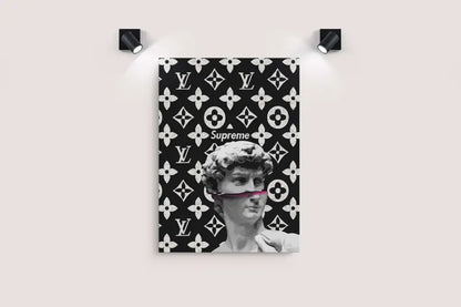 Impression sur toile noir et blanc mettant en scène une statue classique avec une bande rose sur la bouche, sur fond d’un motif monogramme Louis Vuitton répétitif.