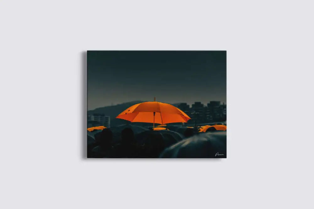Un parapluie orange vibrant se distingue sur un paysage urbain sombre et mélancolique dans cette impressionnante impression sur toile.