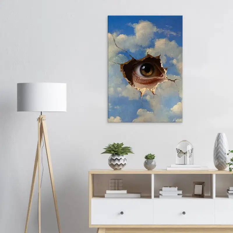 Une impression sur toile présentant un œil réaliste qui regarde à travers un trou déchiré dans un ciel bleu avec des nuages blancs, rendue avec un travail de pinceau détaillé.