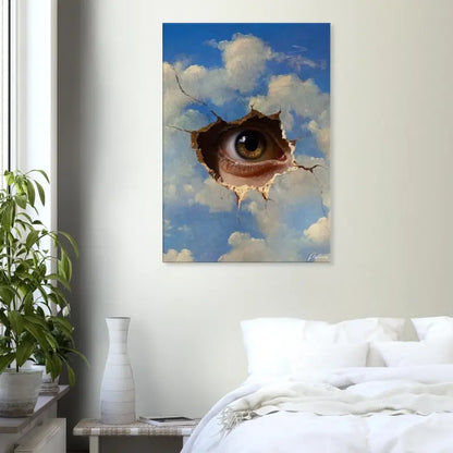 Une impression sur toile présentant un œil humain réaliste observant à travers un trou déchiré dans un ciel bleu avec des nuages blancs, rendue dans un style de peinture à l’huile.