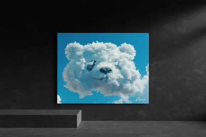 Une impression sur toile fantaisiste mettant en scène un nuage blanc et moelleux en forme de visage d’ours sur un ciel bleu vibrant.